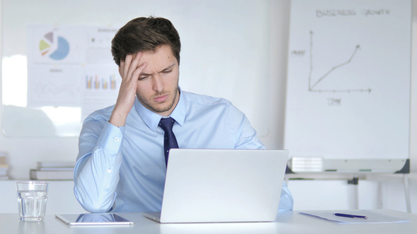 職場で動揺している若いビジネスマンのストレス - 写真・画像