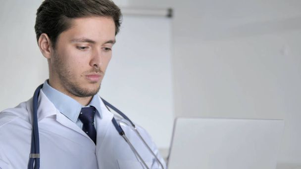 Крупним планом лікар працює на ноутбуці в клініці
 - Фото, зображення