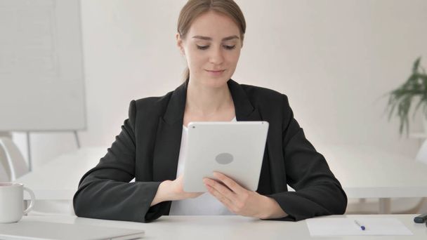 Νέος επιχειρηματίας χρησιμοποιώντας το Διαδίκτυο στο tablet - Φωτογραφία, εικόνα