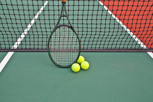 tenisový kurt s míčem a raketou - Fotografie, Obrázek
