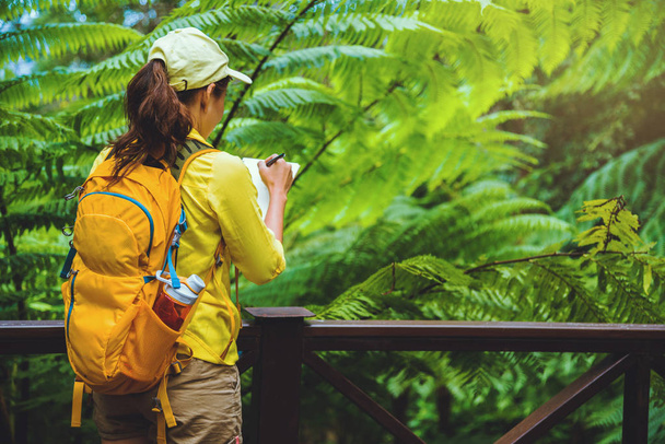 若い女性の熱帯雨林で自然を研究するために旅行. - 写真・画像