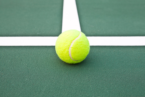 teniszpálya labdával - Fotó, kép