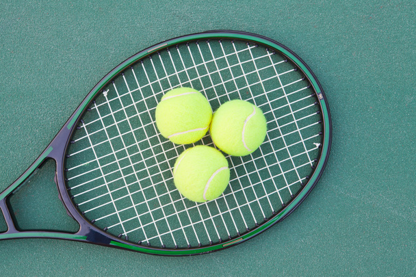 campo da tennis con palla e racchetta - Foto, immagini