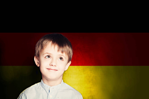 Pensant enfant garçon étudiant sur le fond drapeau de l'Allemagne
.  - Photo, image