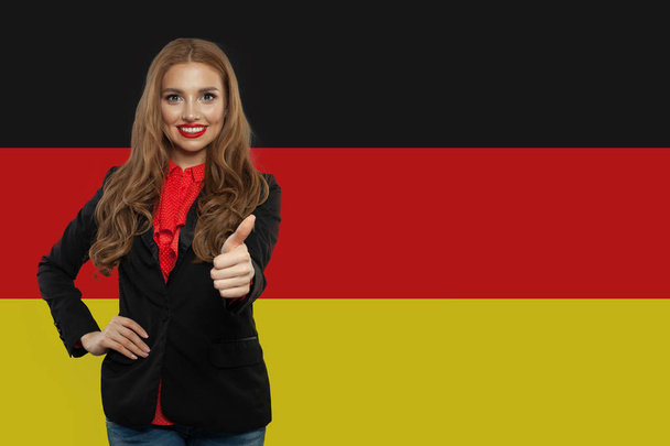Ταξίδι στη Γερμανία έννοια. Όμορφη γυναίκα δείχνοντας αντίχειρας  - Φωτογραφία, εικόνα