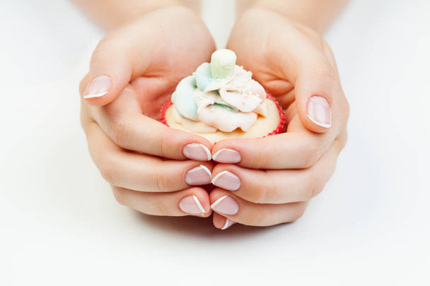 Francuski manicure. Manicured paznokcie i Cupcake na białym tle - Zdjęcie, obraz