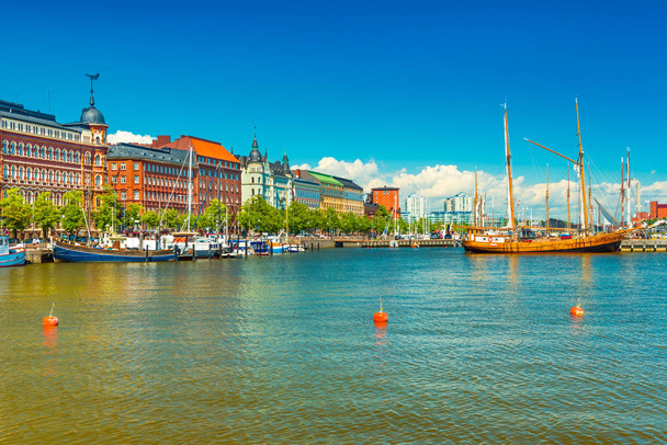 Piękne pejzaże Helsinek, Finlandia. Stare budynki historyczne, drewniany statek, Błękitne niebo z chmurami - Zdjęcie, obraz