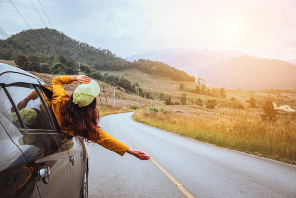 Aziatische vrouwen reizen ontspannen in de vakantie. rijden met een auto die gelukkig reist. - Foto, afbeelding