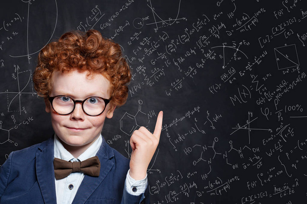Ευτυχισμένο παιδί μαθητής που σημαδεύει το επιστημονικό υπόβαθρο - Φωτογραφία, εικόνα