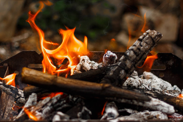 Tulta polttava liekki lähikuva ylhäältä
 - Valokuva, kuva