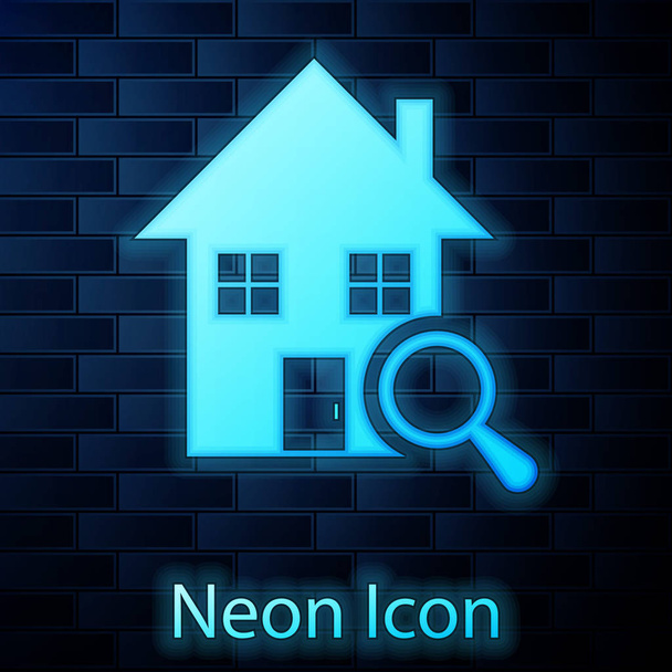 Świecący neon Szukaj domu ikona izolowana na tle cegły ściany. Symbol nieruchomości domu pod szkłem powiększającym. Ilustracja wektora - Wektor, obraz