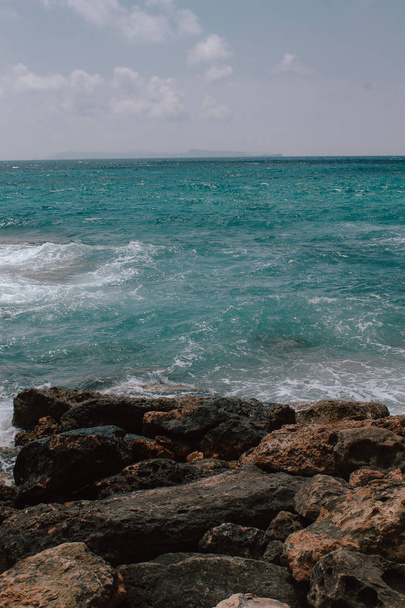 Mallorca kayalık plaj, yaz aylarında dalgalar isabet ve sahil üzerinde kırma ile yüksek gelgit. - Fotoğraf, Görsel