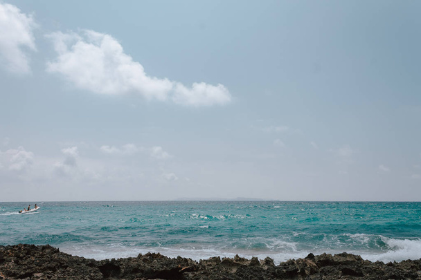 Felsstrand auf Mallorca, im Sommer bei Flut mit Wellen, die auf die Küste schlagen und brechen. - Foto, Bild