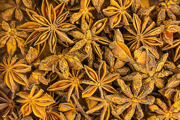 μπαχαρικά αστέρι μοτίβο γλυκάνισο σκούρο καφέ φόντο αρωματικά φυτά βάση - Φωτογραφία, εικόνα