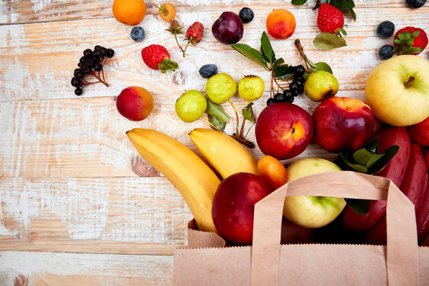 Χάρτινη σακούλα με διάφορα φρούτα της υγείας τρόφιμα - Φωτογραφία, εικόνα