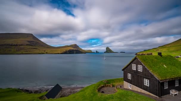 erstaunliche Zeitraffer drangarnir Tor, tindholmur und typisches Haus mit Gras auf dem Dach in Färöer-Inseln - Filmmaterial, Video