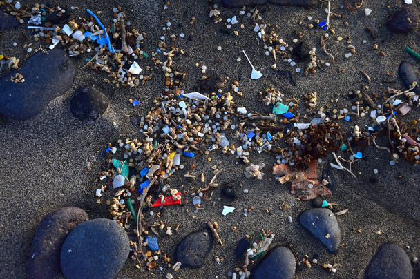 Plajda mikroplastikler. Famara Beach, Lanzarote. - Fotoğraf, Görsel