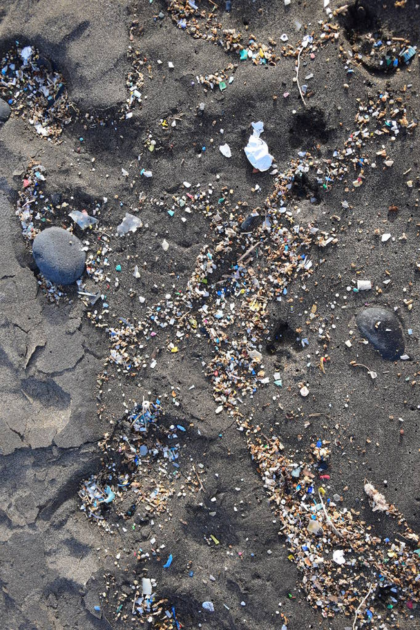 Μικροπλαστικά σε μια παραλία. Παραλία Φαμάρα, Λανζαρότε. - Φωτογραφία, εικόνα