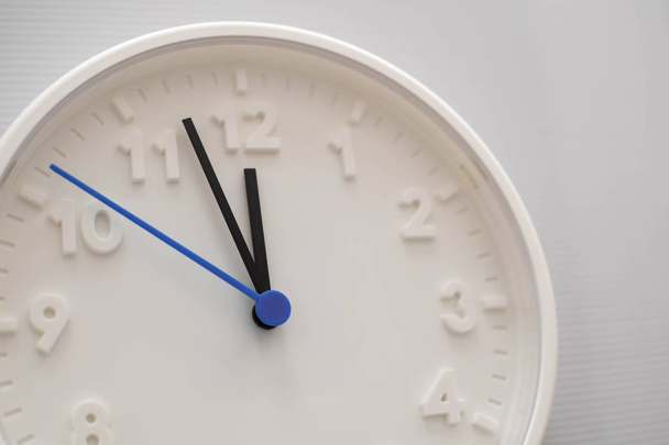 Cara do relógio mostrando doze horas com fundo branco. Branco r
 - Foto, Imagem