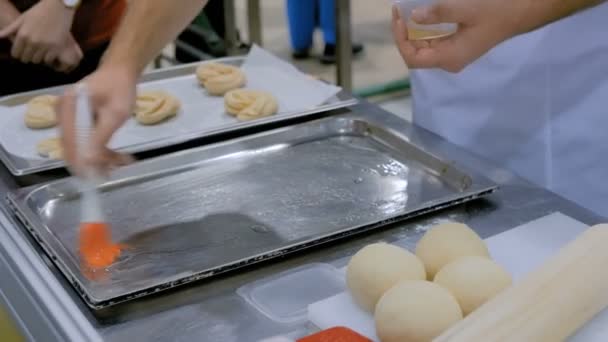 Šéfkuchař aplikováním oleje na pekárnu - Záběry, video