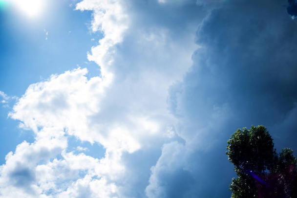 Nuages blancs Spindrift sur ciel bleu beauté
 - Photo, image