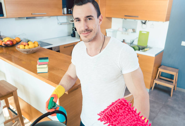 Mann ist stolz auf die Hausarbeit - Foto, Bild