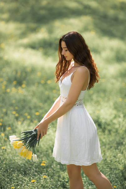 Woman with Bouquet of the Spring Flowers Outdoors - Foto, Bild