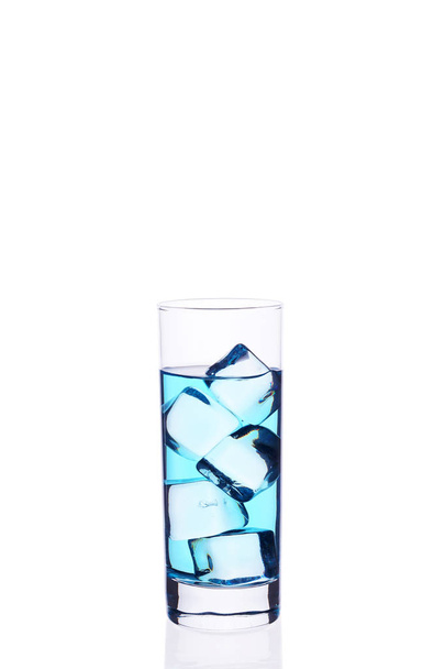 vaso de precipitados está lleno de un cóctel azul cubos de hielo sobre un fondo blanco aislado
. - Foto, imagen