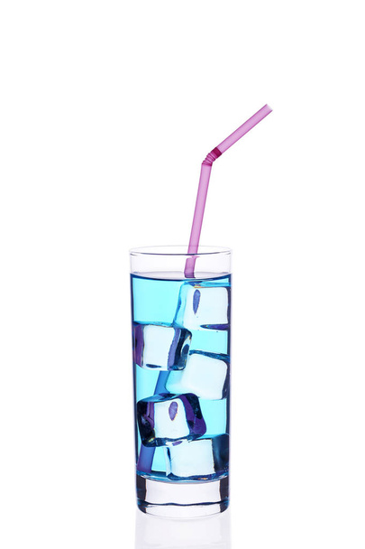 eine Glasschale mit blauen Cocktail-C-Rohr-Eiswürfeln auf weißem Hintergrund. - Foto, Bild