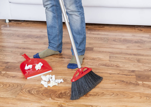 Sprzątanie domu i zbliżenie męskiej brooming podłogi drewnianej - Zdjęcie, obraz