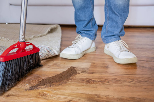 Conceito de limpeza close up de vassoura varrendo chão em casa
 - Foto, Imagem