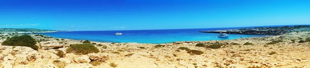 Panorama z plaży krajobraz wybrzeża Morza Śródziemnego Cypr islan - Zdjęcie, obraz