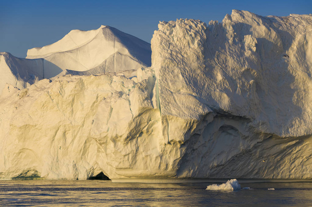氷の間の科学船の上を移動します。地球温暖化現象の研究。珍しい形や色の氷や氷山. - 写真・画像