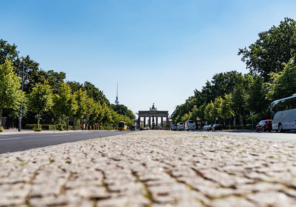 Гайт и улица 17 Июня в Берлине, Германия в солнечный летний день
 - Фото, изображение
