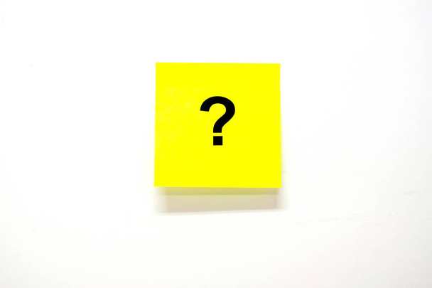 Pytania znak (?) słowo z papieru do notatek lub opublikować go na białym ba - Zdjęcie, obraz