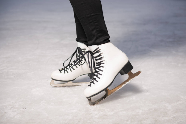 Una joven de pie en patines sobre hielo
. - Foto, imagen