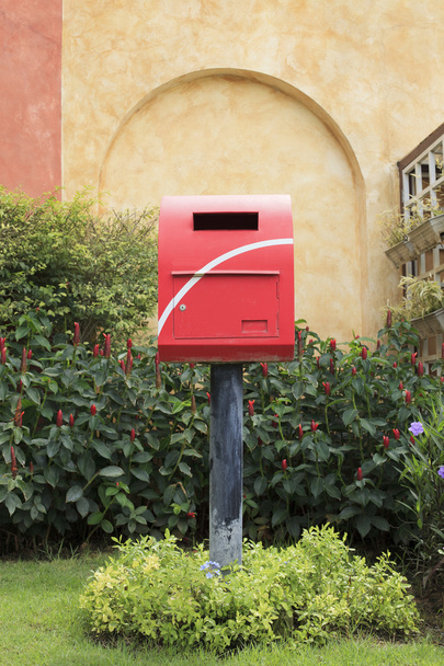 Old mail box in beautiful garden - Φωτογραφία, εικόνα