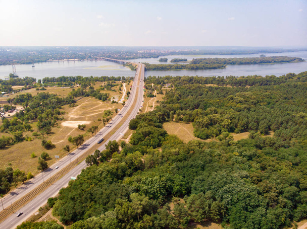 Vue du drone à l'autoroute, forêt, rivière avec des îles un pont
. - Photo, image