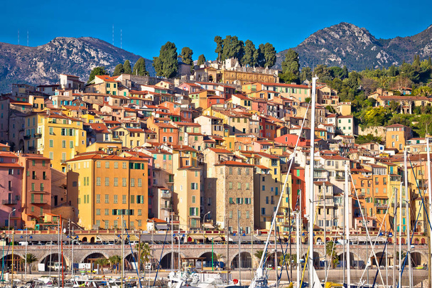 Cote d Azur ville colorée du port de Menton et vue sur l'architecture
 - Photo, image