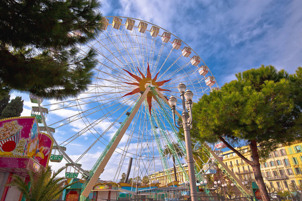 Roda gigante agradável e vista divertida do parque
 - Foto, Imagem