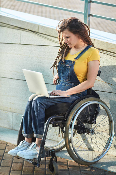 serious disabled girl looking for a job in the internet - Fotografie, Obrázek