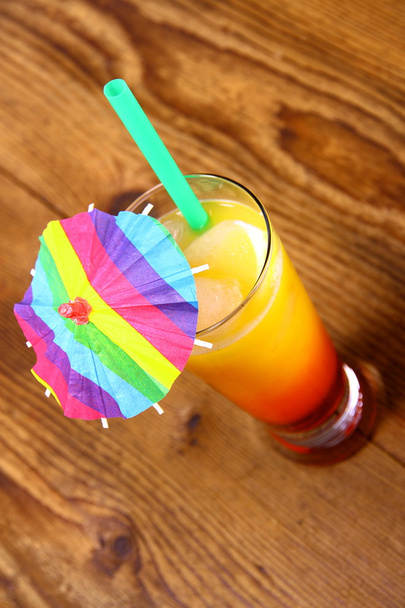 roter, gelber Cocktail mit Zitrone, Stroh und Regenschirm-Deko - Foto, Bild