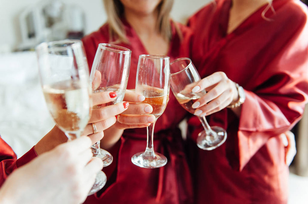 celebração, comer e feriados conceito - mãos clinking copos de vinho
 - Foto, Imagem