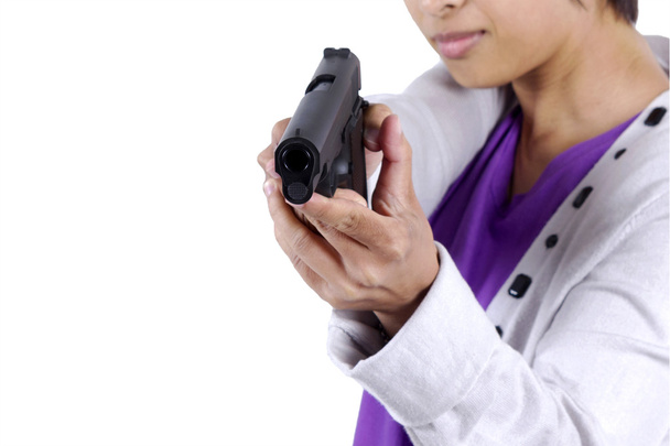 Леди в действии позировать, как она направляет оружие через сайт
. - Фото, изображение