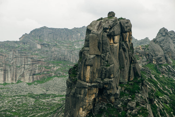 Uitzicht op de grijze rotsen op de kam van de westelijke Sayan. Natuur Park Ergaki - Foto, afbeelding