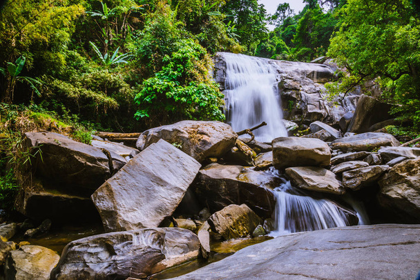 背景壁紙自然の森の丘の滝.タイ・ドイ・インタノン旅行の性質。リラックスして梅の滝. - 写真・画像