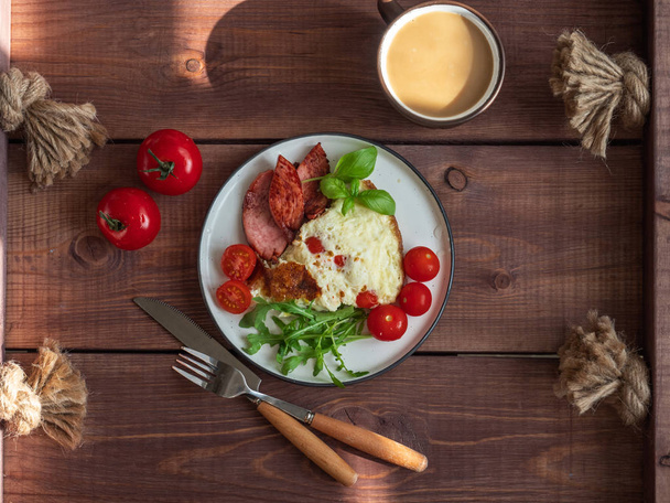 Богатый завтрак с омлетом на гриле и свежими помидорами
 - Фото, изображение