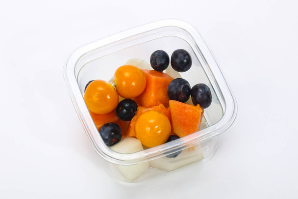 Нарізана фруктова суміш в коробці
 - Фото, зображення