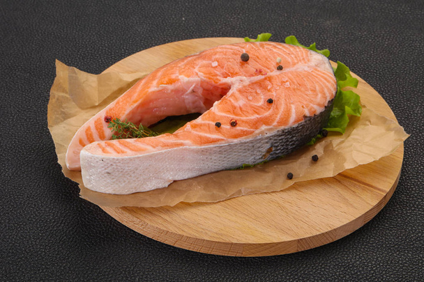 Filete de salmón crudo listo para asar
 - Foto, imagen