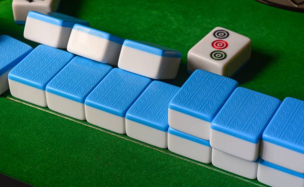 Mahjong juego en la mesa verde
  - Foto, Imagen